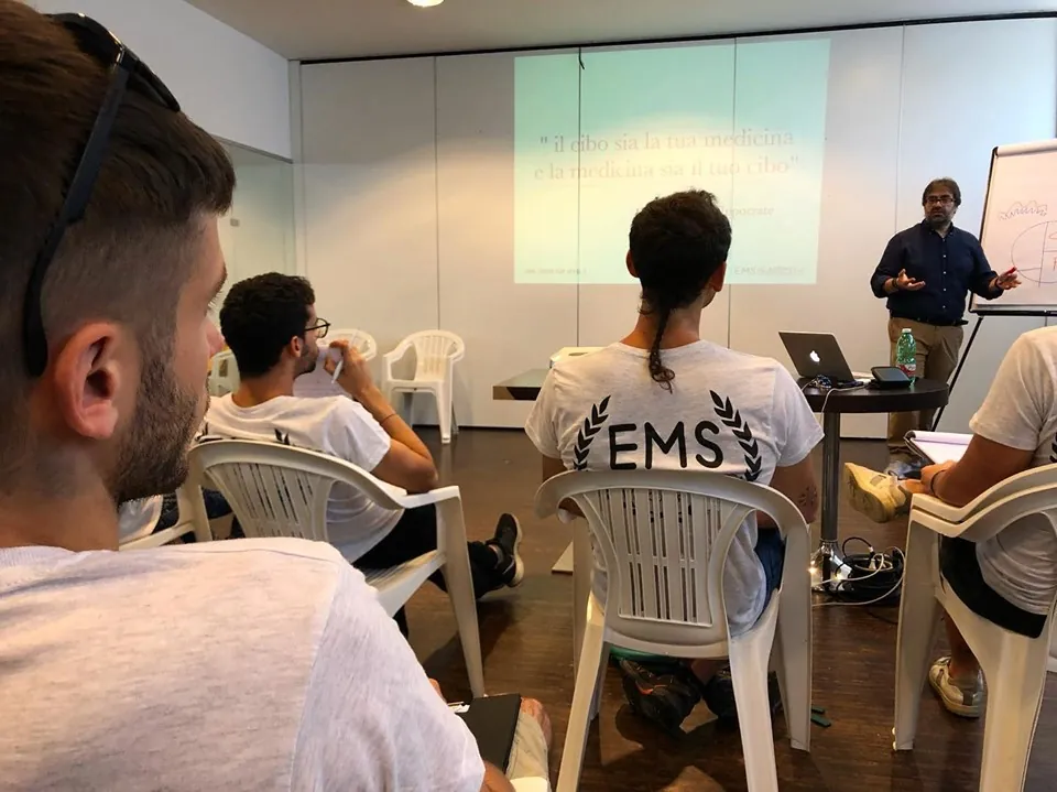 Una lezione di teoria di EMS Training Academy in aula
