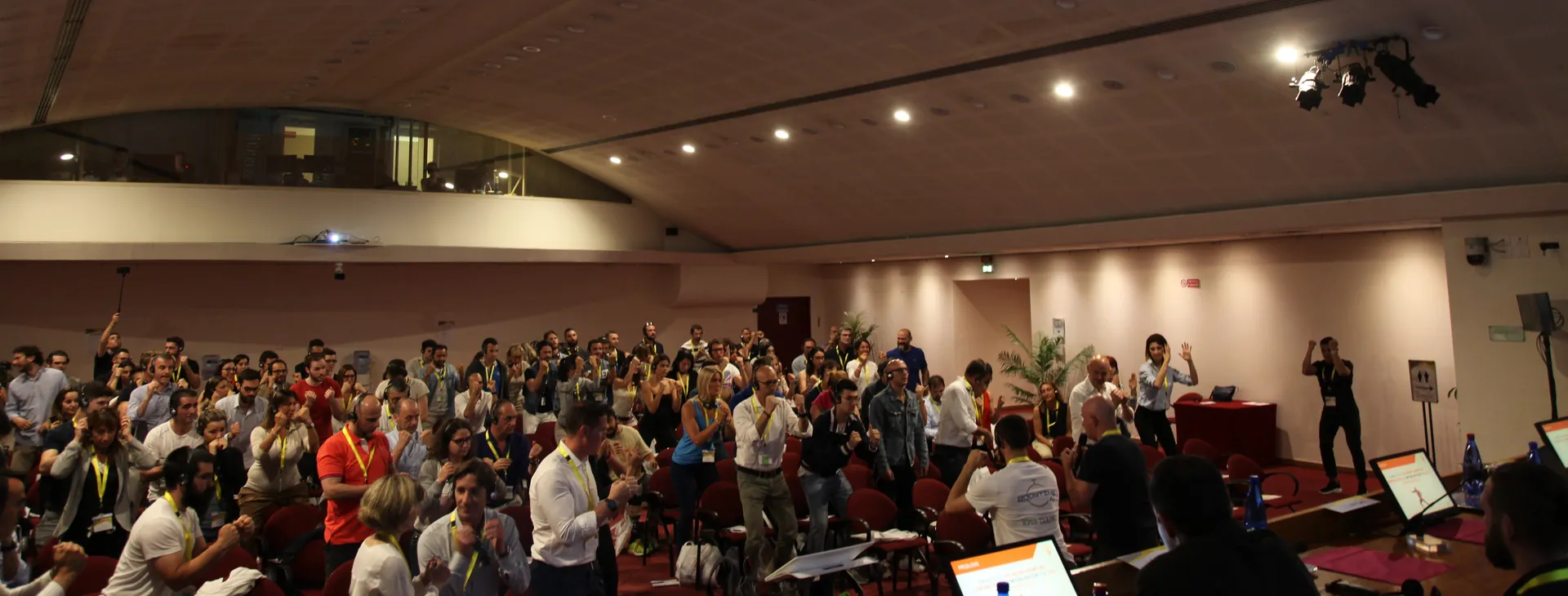 Partecipanti in piedi che applaudono a un evento di EMS Training Academy